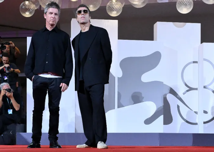 I fratelli non pi&ugrave; nemici, a Venezia la riconciliazione degli Oasis: &laquo;Non guardiamo al passato con rabbia&raquo;