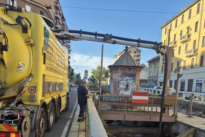Chiazza di gasolio nel Naviglio Pavese scivola verso Milano: pompieri e barriere in azione per salvare la Darsena