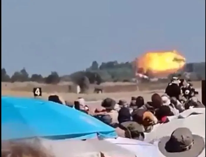 F-4 Phantom dell'aeronautica militare greca si schianta durante una airshow: morti i piloti