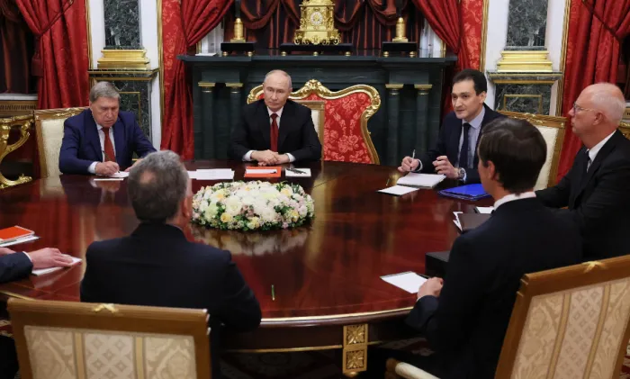 Incontro al Cremlino tra Putin e gli emissari Usa: i cinque pilastri del piano segreto di Trump per l'Ucraina