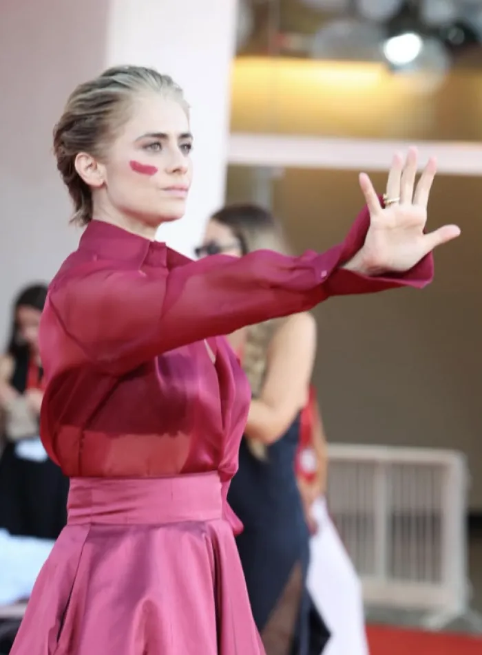 Un rossetto per dire basta: Greta Scarano segna il volto contro la violenza sulle donne a Venezia 83