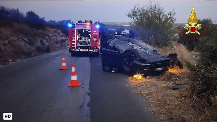 Marina di Ragusa, incidente autonomo: auto si ribalta e il conducente resta ferito