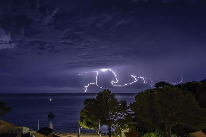 L'estate si spezza: aria fresca e temporali mettono fine al gran caldo ma sempre un po' meno in Sicilia