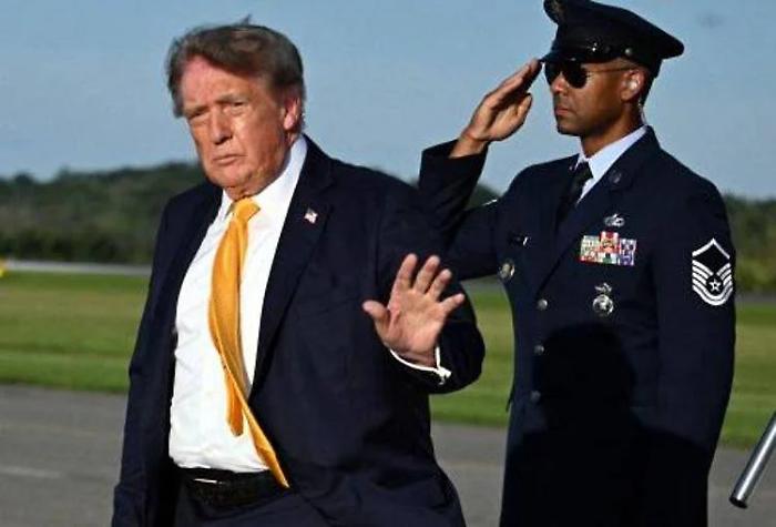La chioma biondo-oro di Donald Trump vira al castano: le foto dall'Air Force One scatenano i social