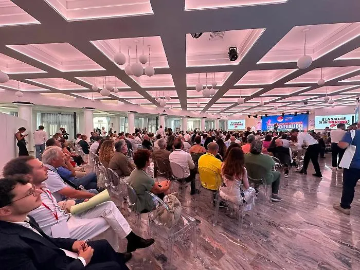 &laquo;Uniti si vince, li mandiamo a casa&raquo;: il campo largo si d&agrave; la carica alla convention di La Vardera (e c'&egrave; il &laquo;No&raquo; a De Luca)