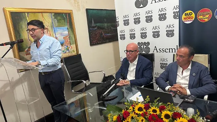 &laquo;Onorato il Tarzan della politica, le boutade di Vannacci non meritano attenzione&raquo;: Cateno De Luca show alla presentazione dei candidati catanesi