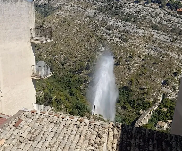 Ragusa, ingente perdita in via Monelli: acqua a fiumi
