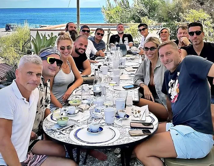 Francesco Totti chiude il tour siciliano: cena a Taormina con Noemi e gli amici ex calciatori