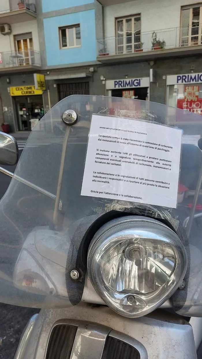 Furti di carburante dalle auto in sosta: allarme in via Giacomo Leopardi