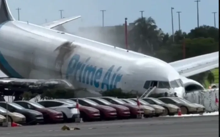 Miami, Boeing esce fuori di pista e travolge le auto in sosta: il video dell'incidente che &egrave; costato la vita a 5 persone