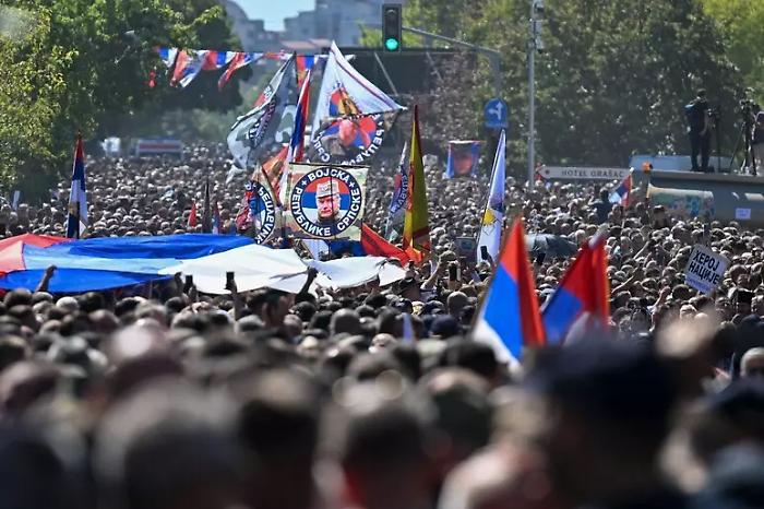 Belgrado onora Mladić, ma il potere si sfila a met&agrave;: il funerale che riapre la frattura tra Serbia, Bosnia e Europa