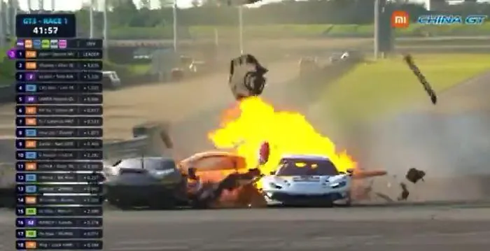 L'auto prende fuoco, il pilota eroe si ferma ed estrae il rivale dalle fiamme: il video fa il giro del mondo