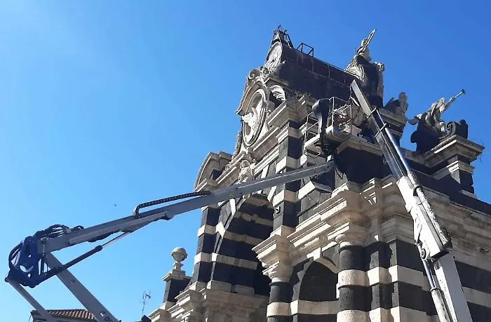 Il "Fortino"  torna a splendere, sostituita la sfera in pietra bianca caduta