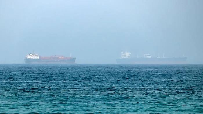 Nuova escalation tra Stati Uniti e Iran: Washington distrugge cinque petroliere, Teheran attacca navi e base Usa