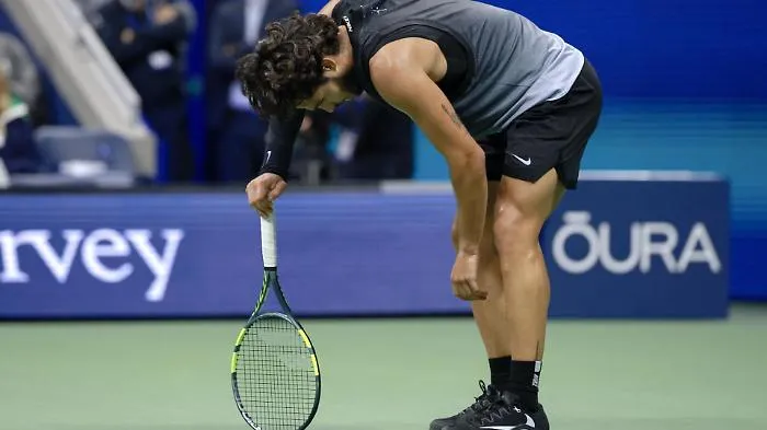 Alcaraz crolla all&rsquo;ultimo respiro, Shelton trionfa nel super tie-break