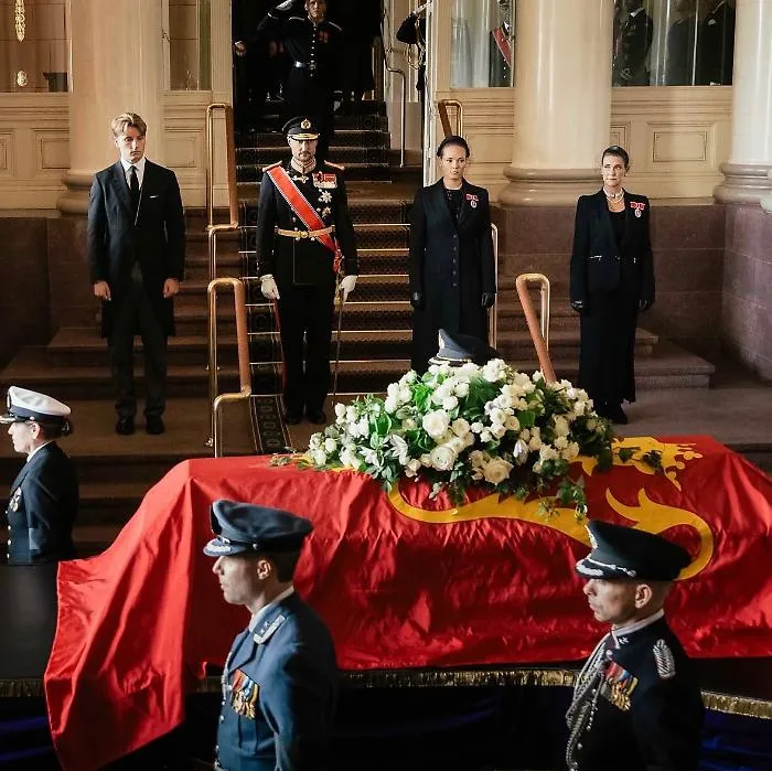 L'ultimo saluto a re Harald V tra le note di Chopin: le teste coronate alla cerimonia