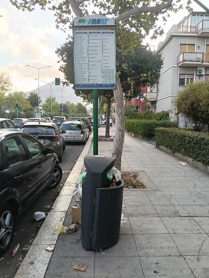 Palermo: Viale Michelangelo, cestino dei rifiuti pieno da oltre venti giorni alla fermata dell&rsquo;autobus