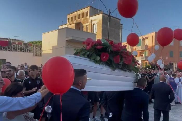 Centinaia di persone all'ultimo saluto di Lorena Isceri: da Squinzano un grido contro la violenza