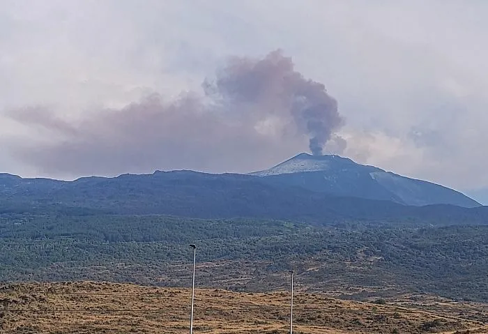 Perch&eacute; se l'eruzione &egrave; finita l'Etna emette ancora cenere? Gli esperti: &laquo;&Egrave; un fenomeno normale dopo l'estate eruttiva&raquo; 