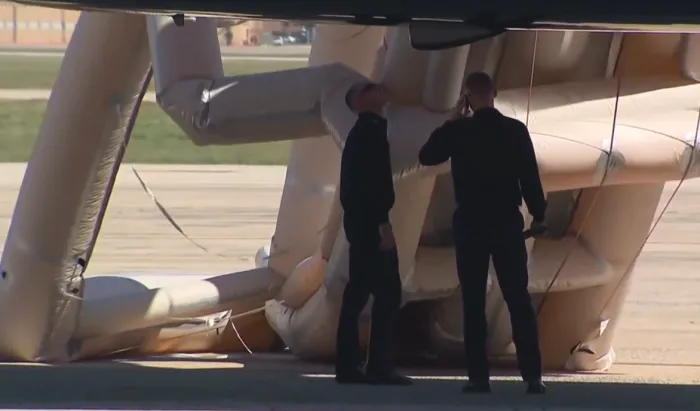 Scivolo d&rsquo;emergenza si apre sul nuovo Air Force One regalato dal Qatar: partenza di Donald Trump per Dallas ritardata