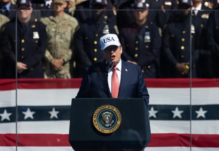 Benzina alle stelle e sondaggi in calo: la guerra nel Golfo travolge la campagna repubblicana. Trump: &laquo;Finir&agrave; subito dopo i midterm&raquo; 