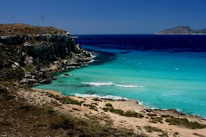 Favignana, turista ferita tra gli scogli di Cala Rossa: recuperata via mare