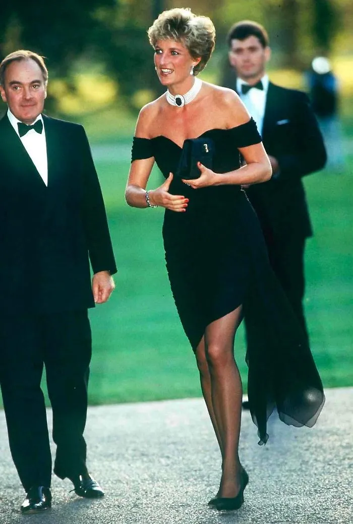 Il 'vestito della vendetta' di Lady Diana torna all'asta dopo quasi 30 anni: prima tappa a Londra durante la London Fashion Week
