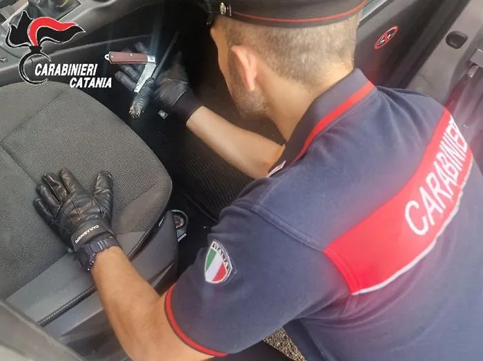Alba movimentata a Bronte: i carabinieri due ladri trasfertisti. Da Gela fino all'Etna per svaligiare un appartamento