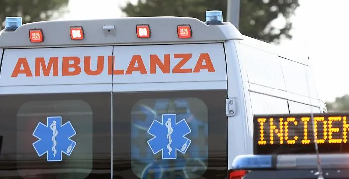 Scontro frontale fra due auto sulla statale 113 a Mer&igrave;: due feriti