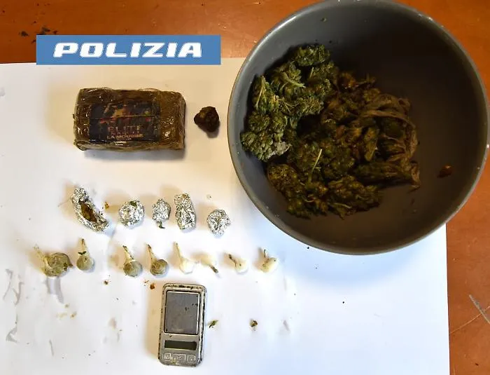 Il fiuto di Briska trova la cocaina e l'hashish nello scarico della fogna, arrestato un giovane a Caltagirone