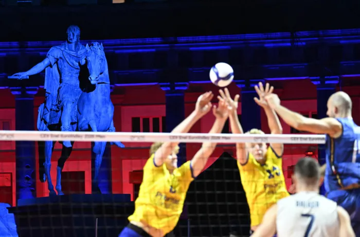 L'Italia del volley debutta con un netto 3-0 alla Svezia: piazza Plebiscito in festa sotto lo sguardo di Sergio Mattarella