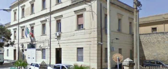 Smartphone e due panetti di droga sequestrati in cella nel carcere di Caltanissetta