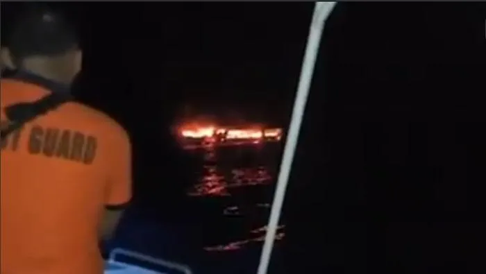 Traghetto in fiamme vicino a Coron: almeno cinque morti e circa 87 dispersi