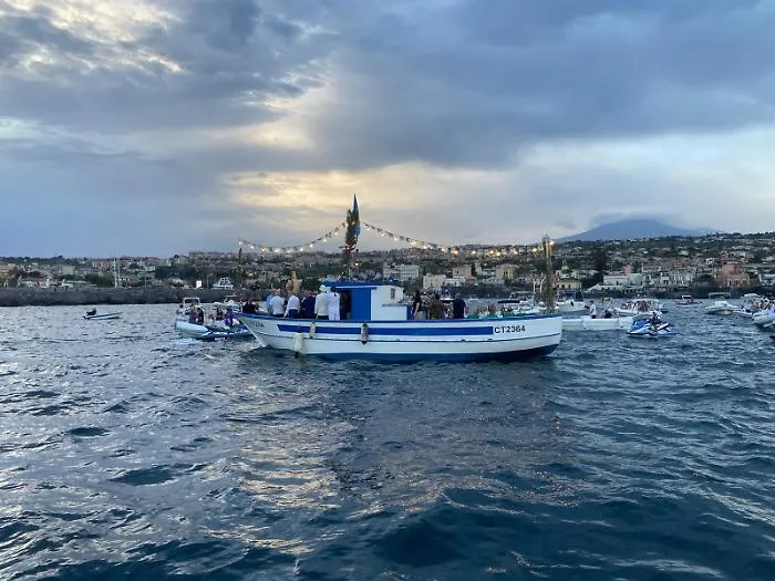 Il mare di Catania abbraccia la Madonna "bambina": la immagini della suggestiva processione delle barche 