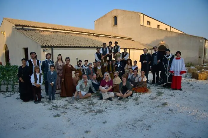 La leggenda delle Teste di Moro diventa teatro immersivo: grande successo per "Mori" a Marzamemi