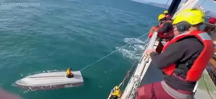 Per tre giorni sullo scafo della barca dopo il naufragio nel gelo del mare dell'Alaska: il video del salvataggio