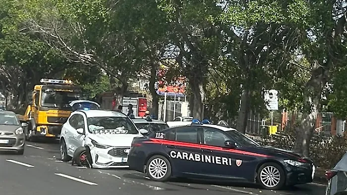 Era inseguito dai carabinieri, taglia la strada ai militari e investe la "gazzella" 