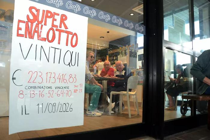 Superenalotto, il biglietto fortunato venduto a Oggiono: "E' stata una giocata singola"