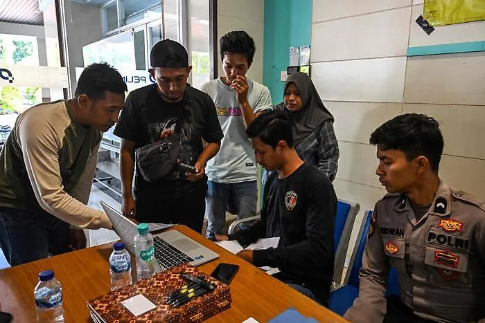Traghetto si capovolge in Indonesia: almeno sei morti e 130 dispersi tra Giava e Borneo