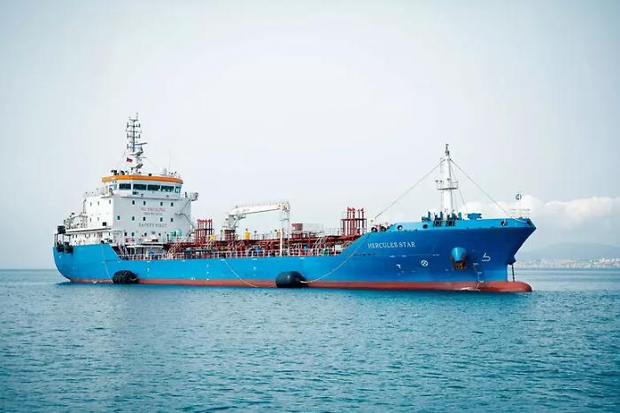 Nave mercantile colpita nello Stretto di Hormuz: un morto e tre feriti vicino a Hengam e Qeshm