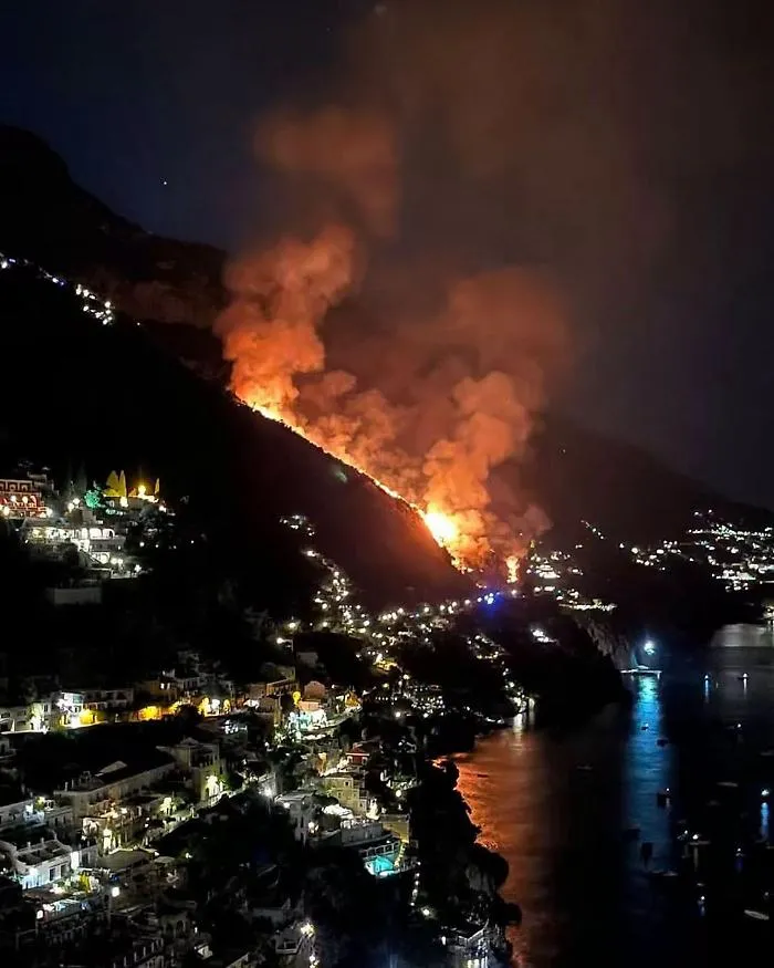 Paura a Positano: incendio a Laurito provoca frana sulla statale 163 Amalfitana, tratto chiuso