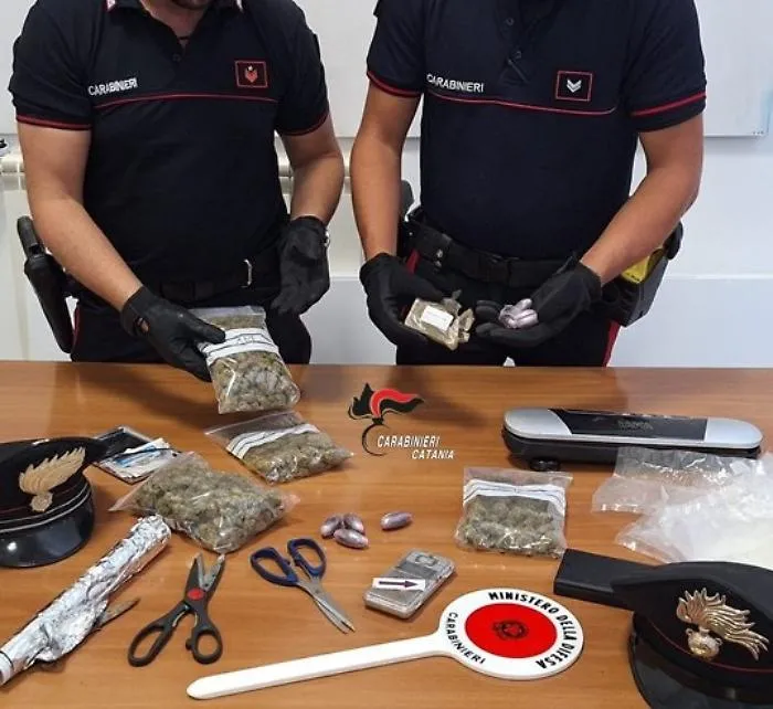 Lite domestica svela droga e bilancini: arrestata coppia a San Michele di Ganzaria