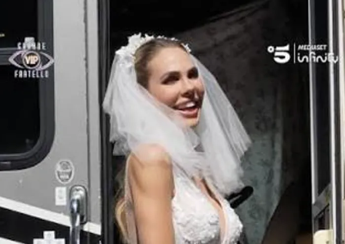 Ilary Blasi  in abito bianco per il lancio del Grande fratello vip