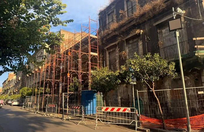 Catania: nel cuore di San Berillo cantieri mai finiti e rischi per i pedoni