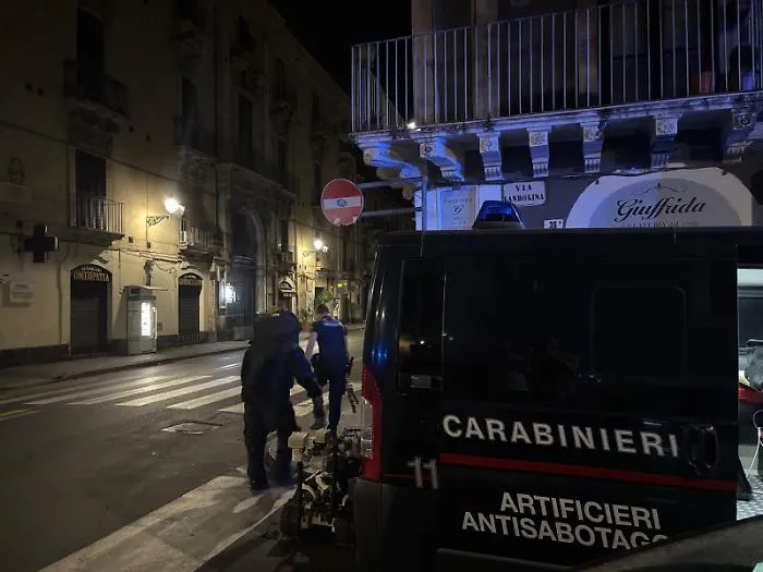 Falso allarme bomba nella notte a Catania: intervento degli artificieri dei carabinieri 
