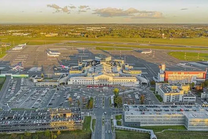 Allarme giallo per potenziali droni: aeroporto di Vilnius chiuso, la Nato fa decollare i caccia