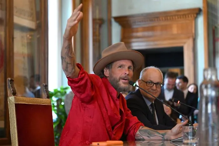 Gualtieri suona con Jovanotti al Circo Massimo: "Samba della rosa" diventa un inno d'amore a Roma