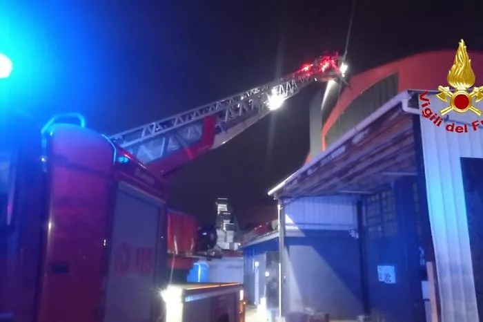 Trenta secondi per distruggere venti supercar: a fuoco il garage delle Ferrari e delle Porsche a Milano