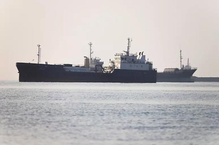 Petroliera esplode e prende fuoco nello Stretto di Hormuz dopo aver urtato delle mine