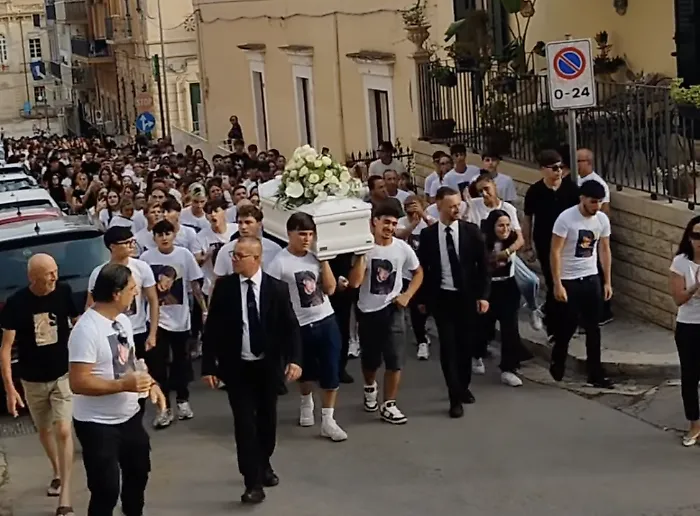 Pozzallo e i funerali di Giorgio Ruta: gli amici hanno gridato pi&ugrave; volte a voce alta il nome del ragazzo